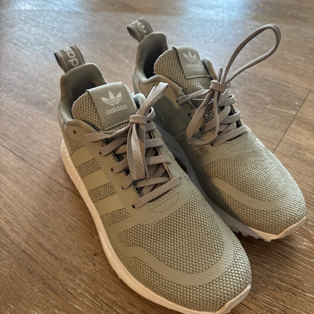 Adidas Sneakers